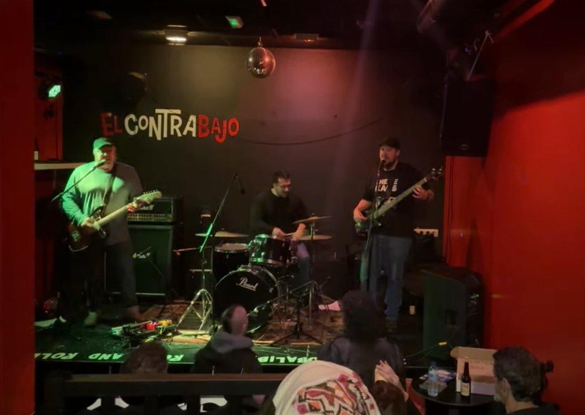 osbarbansonicos's tweet photo. Un par de fotos do noso paso por #elcontrabajo este sábado pasado. Un pracer compartir escenario cos Chatinís e  comprobar que aínda quedan un bon montón de punk rockers por Vigo🔥🔥 https://t.co/ClZHoRk4pg