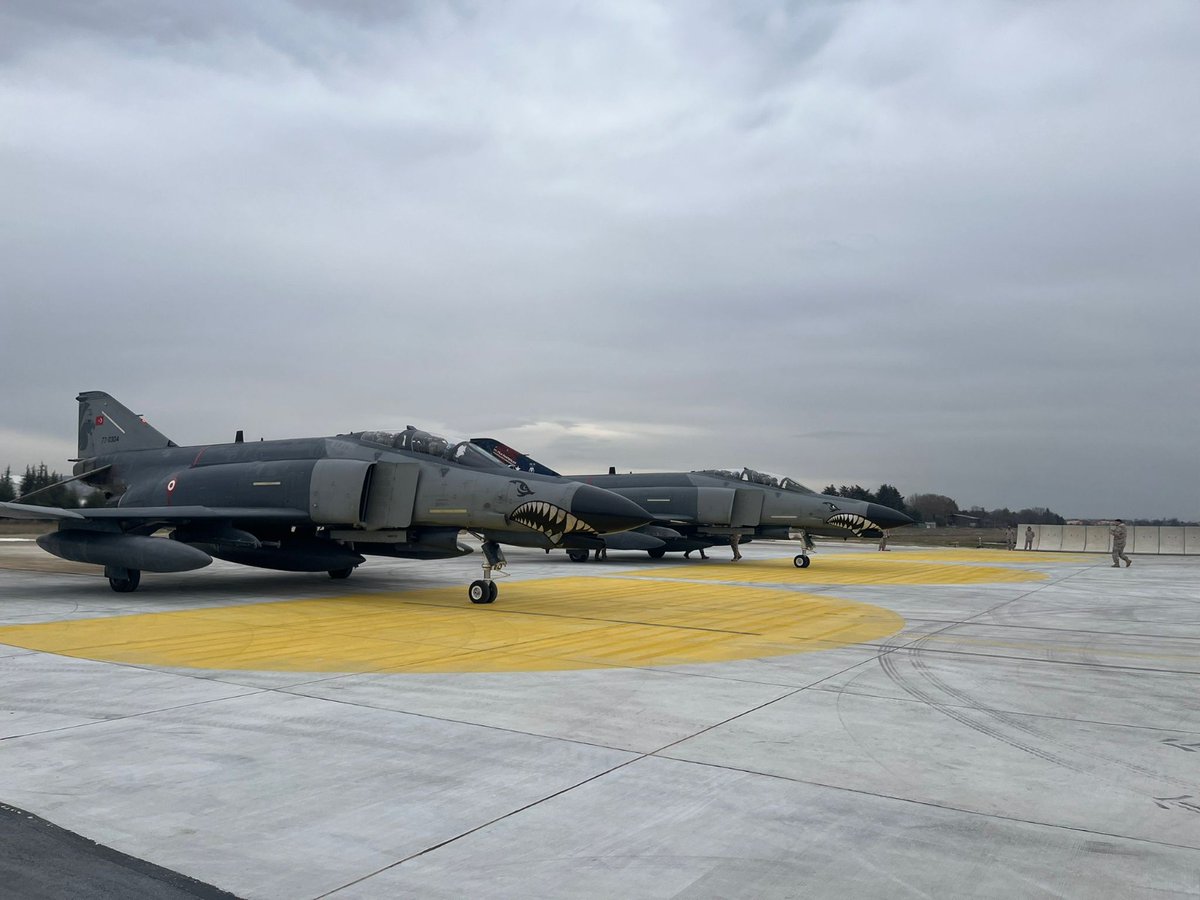 tcsavunma's tweet photo. 🇹🇷 ✈️ Türk Hava Kuvvetleri, Kıbrıs Adası’nın güneyinde Akdeniz’in uluslararası hava sahasında muharip ve destek uçaklarımız ile eğitim uçuşu icra etti.

#MillîSavunmaBakanlığı https://t.co/HC19VmnRYy