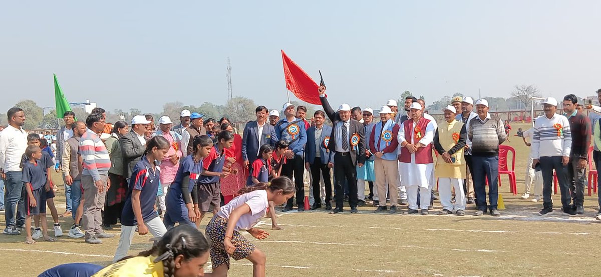 आज दिनांक 09.02.2026 को डॉ भीमराव अंबेडकर स्टेडियम अमेठी में बेसिक शिक्षा विभाग द्वारा आयोजित बेसिक बाल क्रीड़ा प्रतियोगिता एवं सांस्कृतिक कार्यक्रम का शुभारंभ किया।