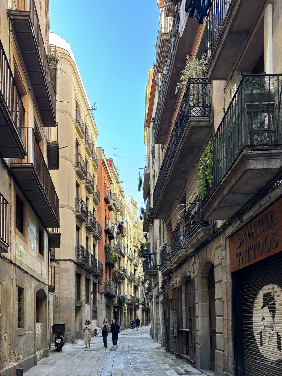 Barri Gòtic, një nga zonat më të vjetra dhe më të bukura të Barcelonës. Arkitekturë mesjetare, ndërtesa me stil gotik, rrugica të ngushta, dyqane artizanale e atmosferë e ngrohtë dhe e jashtëzakonshme. Vend ku do të doje ta kaloje çdo ditë.