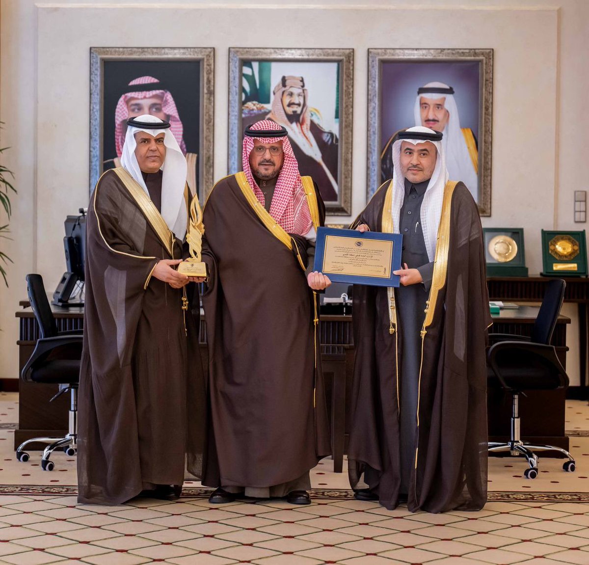 أكد سموه أن هذه الإنجازات تعكس تميز أبناء وبنات المنطقة، مؤكدًا أهمية مواصلة التميز والإبداع في مختلف المجالات ..

سمو #نائب_أمير_منطقة_القصيم  يشيد بتحقيق إدارة تعليم المنطقة  جائزة "صيتة بنت عبد العزيز" وحصول الطلاب والطالبات على جوائز نوعية على مستوى المملكة.