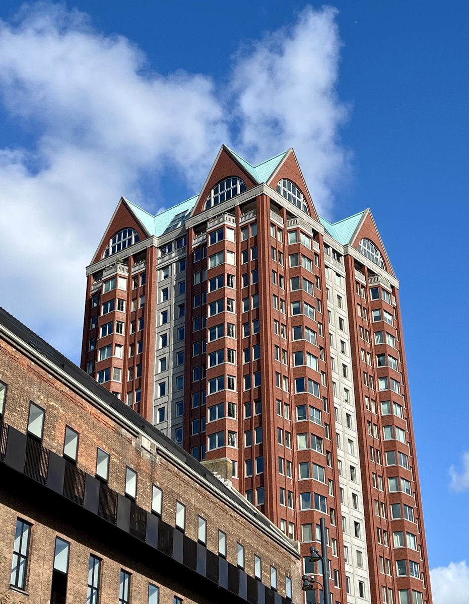 thenandnowrdam's tweet photo. De Statendam was completed in 2009, replacing a cement office building from 1981.
It blends in quite nicely with the other brick buildings on the Binnenrotte and Botersloot — even including a pitched roof, still a rarity in Rotterdam towers. https://t.co/GKuR77BiNr