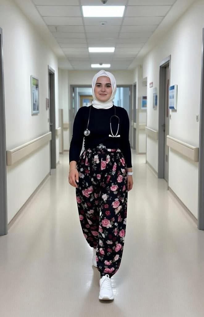 Doktor Ayza, kalp ve damar cerrahı: “Şalvarım şekil, İp'li ezerim çekil” demiş..
Anadolu geleneğine saldıran soysuzlara karşı bugün ise, işe,  Şalvar giyerek gelmiş ❤️
Saçını örenlere gelsin..