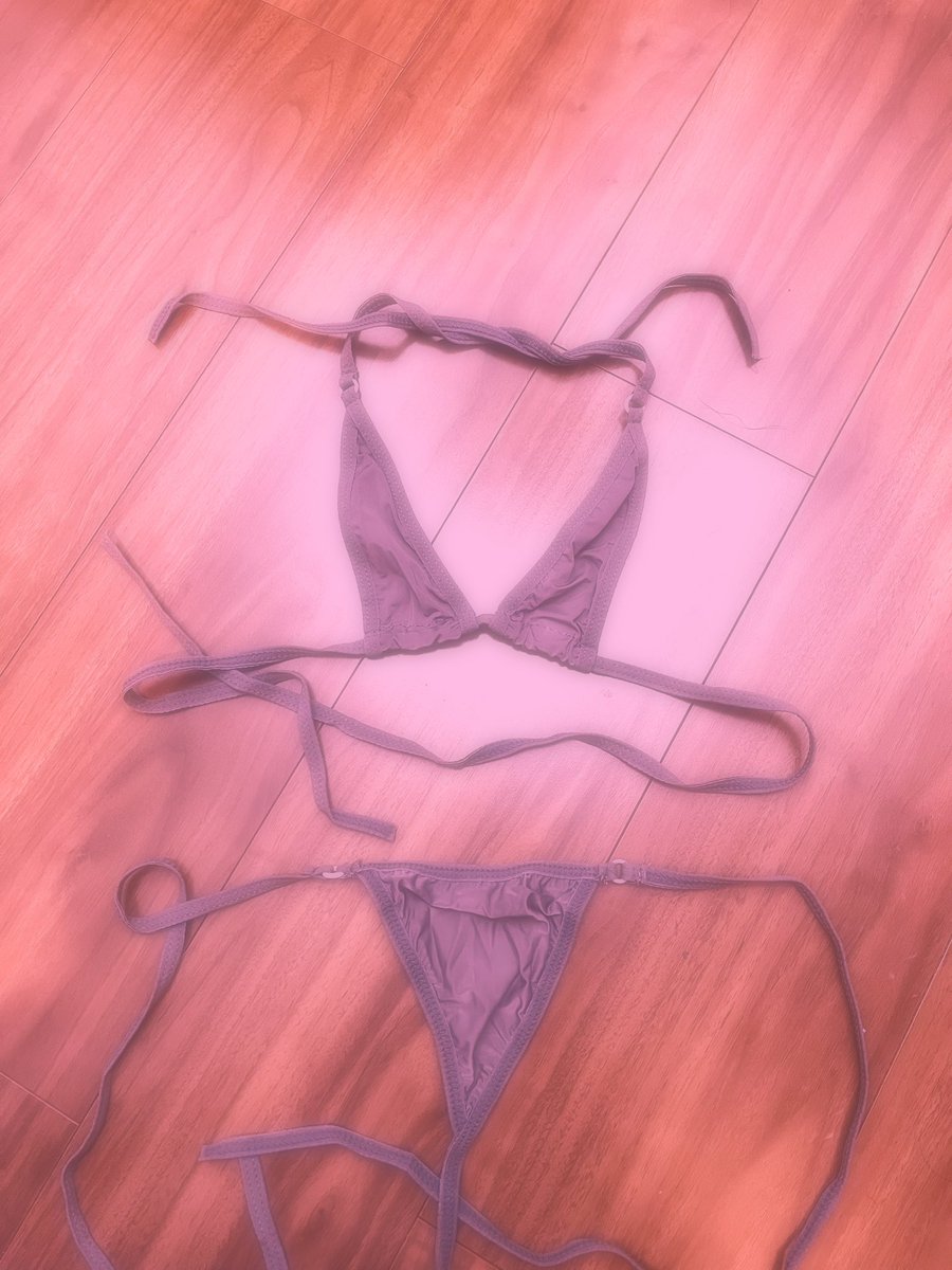 yu_rika_s2's tweet photo. 休憩中にお店の子と会話してたんだけど、ネットでマイクロ👙買ったら面積が狭すぎたからお姉さんにあげますって🥹💦
これ隠せなくない•••？ https://t.co/EAQovKWeFB