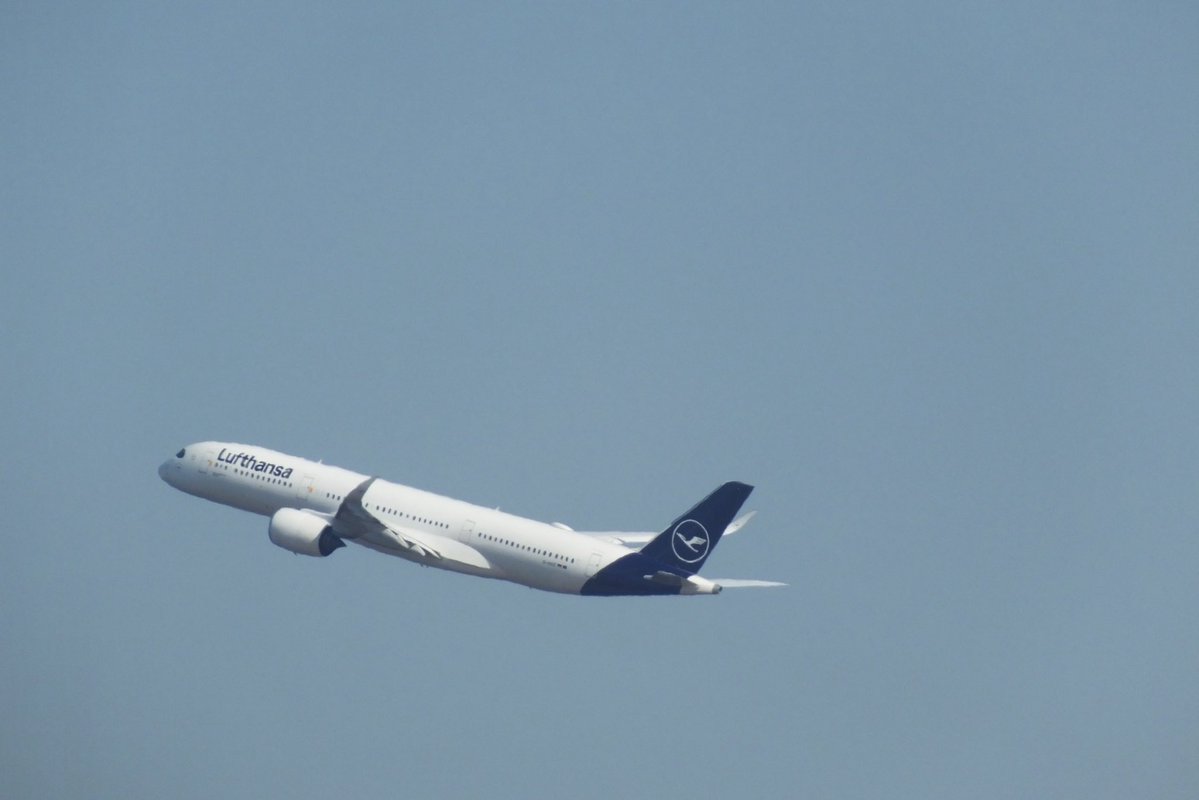 流石に第三のテラスから第二から飛ぶ飛行機を撮るのはきつかったか
#DeutscheLufthansaAG #ルフトハンザドイツ航空