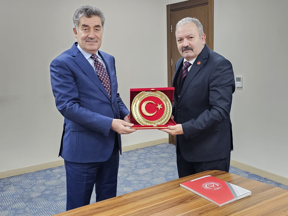 alitilkici38's tweet photo. Türkiye Cumhuriyeti Hazine ve Maliye @HMBakanligi Bakan Yardımcımız Sayın Abdullah Erdem Cantimur ile Türkiye Emekli Uzman Erbaşlar Derneği (TEMUD) Genel Başkanı Ali Tilkici ve yönetim kurulu tarafından gerçekleştirilen görüşmede; uzman çavuşlarımızın özlük hakları, mali durumları, tazminatları ve maaşlarında yapılması gereken düzenlemeler, bordrolar ve somut örneklerle detaylı şekilde kendilerine arz edilmiştir.  
Tüm kahraman TSK personelinin ayrım göstermeden maaş eksiklik ve karşılaştırmalı  bordroları sunulmuş Vatan için görev yapan tüm kahramanların Tsk Tazminatlarında maaşlarında düzenleme istenmiştir.
Emekli uzman Çavuş,Emekli Asb.Emekli bnb lara Milli Savunma Bakanlığınca hazırlanan ilave tazminatın Maliye bakanlığınca onaylanması
Emekli Uzman Çavuşlara 1 derece verilerek üst ekgöstergeye ulaşmalarının sağlanması istenmiştir. 

Konuya gösterdiği hassasiyet ve yapıcı yaklaşımı dolayısıyla Sayın Bakan Yardımcımıza camiamız adına teşekkür ediyor, sorunların çözümü için yürütülen çalışmaların kararlılıkla devam edeceğine inanıyoruz.  
Var olsun @TEMUD_2024 
Var olsun Uzman Çavuşlar.
Ayrıntılı yayın Akşam saat 19.00’da instagram sayfamızdan yayınla yapılacaktır
#UzmanÇavuş