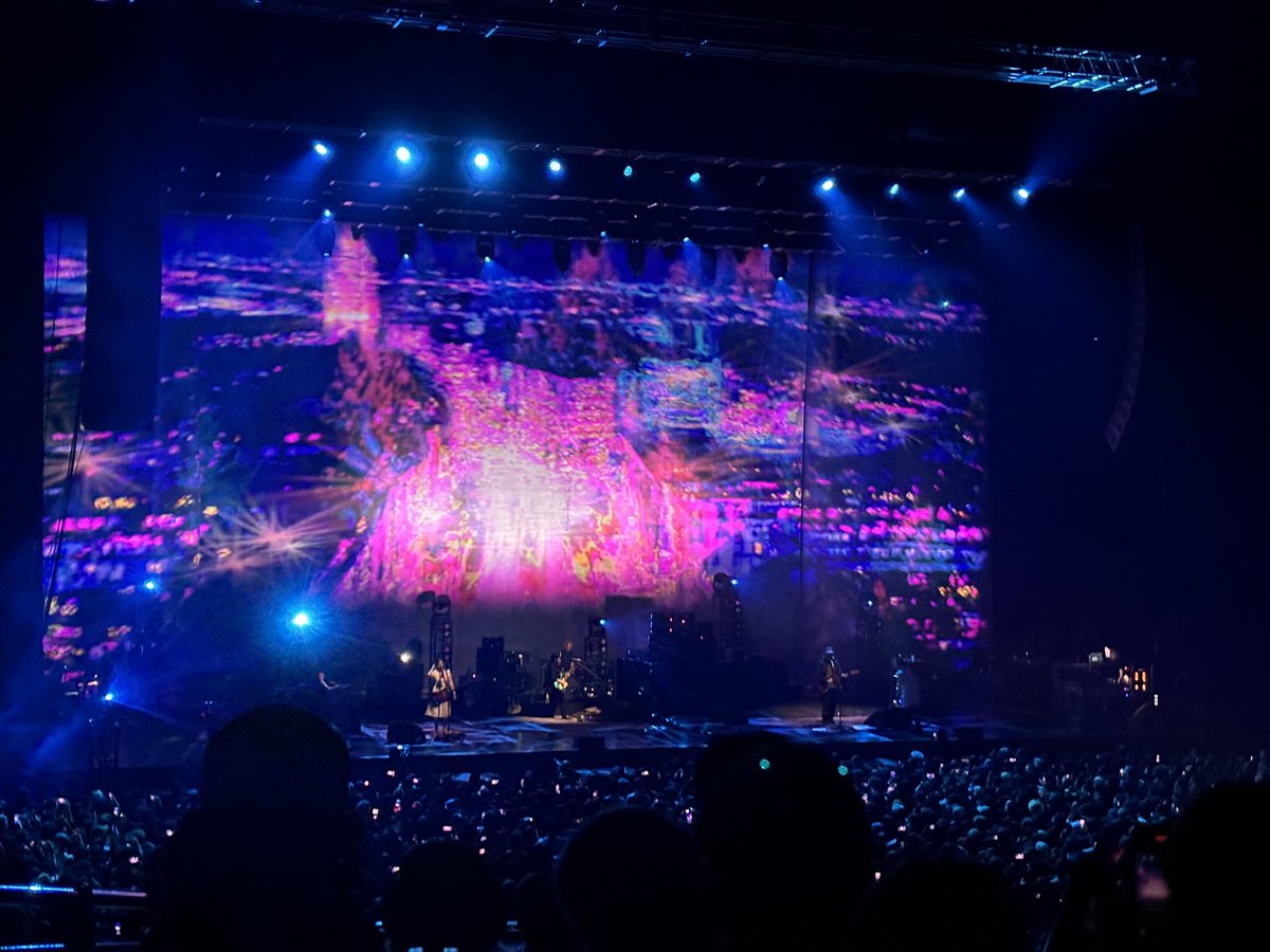 qwinique's tweet photo. 衝撃受けて20年後に東京で2階席で見てるのは変な夢みたいな気持ち。後半の選曲も陶酔感あるのが相まって泣きそう。音響も広い会場だけど音がいいライブハウスみたいな迫力で最高だった
#mybloodyvalentine #mvb https://t.co/4fLaL1Zw9u