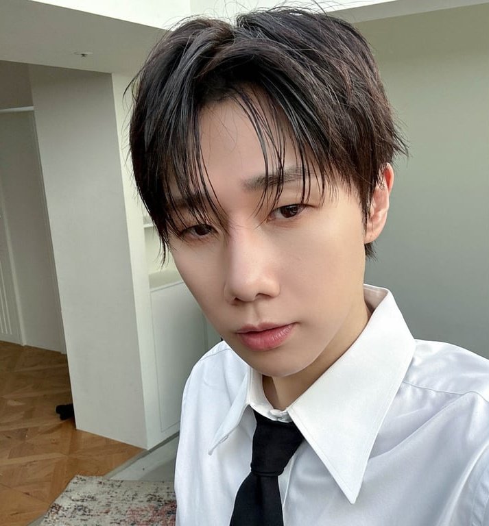 lkiment_'s tweet image. ……if we get emo gyu in a rock album what do we do