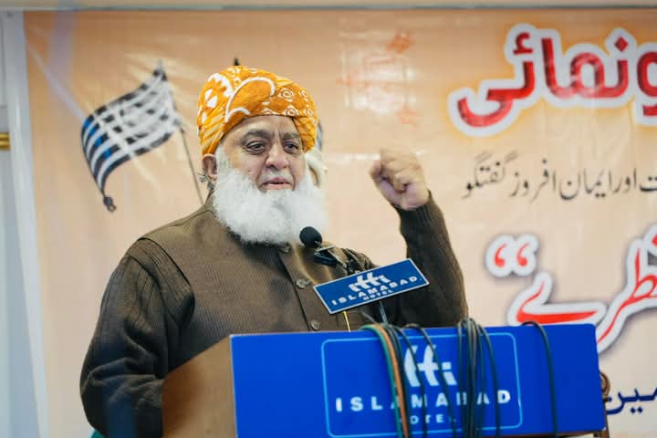 پاکستان کے موجودہ نازک حالات میں قائدِ جمعیت حضرت مولانا فضل الرحمن صاحب کا کردار بصیرت، استقامت اور جمہوری جدوجہد کی روشن مثال ہے۔ قوم کو آج ایسے ہی مدبر اور بے خوف رہنماؤں کی ضرورت ہے
 قائد سندھ علامہ راشد محمود سومرو 
#مولانا_عوام_کی_پکار