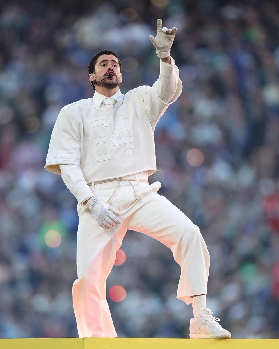 Muchos dicen que  canta bien feo. Pero les fue y les dijo a los gringos en su casa, en su estadio, en la máxima fiesta de su deporte favorito: “América somos todos, no solo ustedes”. En su jeta.