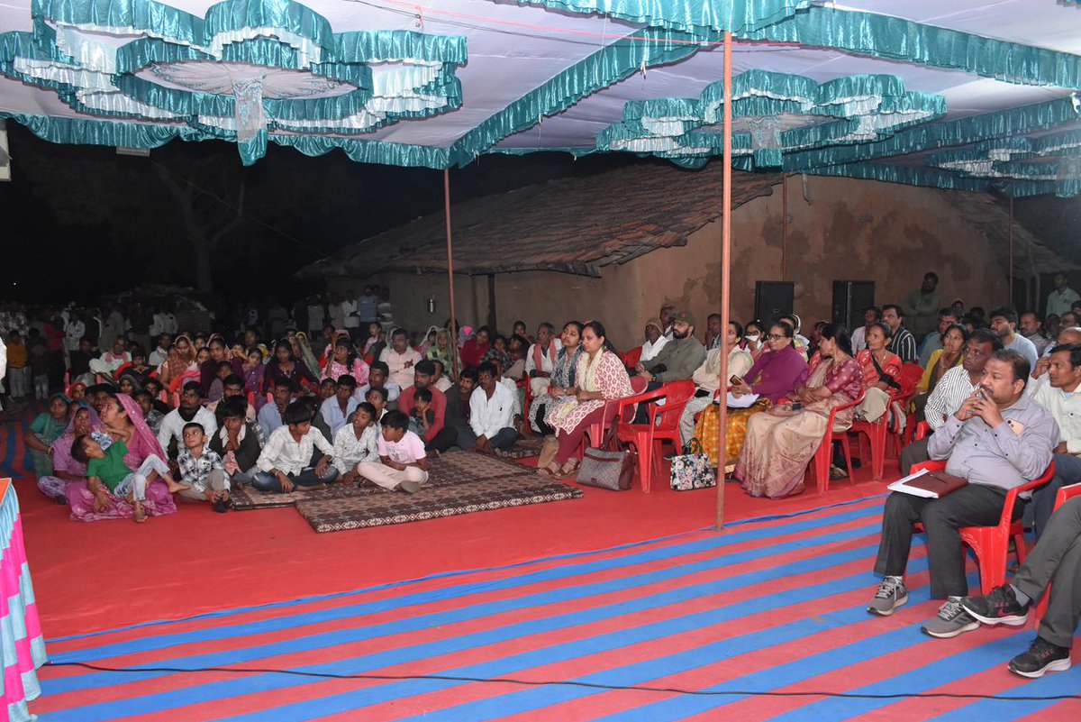 આજરોજ લુણાવાડા તાલુકાના નપાણીયા ગામે રાત્રિસભાનું આયોજન કરવામાં આવ્યું જેમાં વિવિધ વિભાગની યોજનાકીય માહિતી આપવામાં આપવામાં આવી તથા ગ્રામજનોના પ્રશ્નો અંગે ચર્ચા કરવામાં આવી. <a href="/CMOGuj/">CMO Gujarat</a> <a href="/DDOMAHISAGAR/">DDO MAHISAGAR</a> <a href="/infomahisagar/">Info Mahisagar GoG</a> <a href="/InfoGujarat/">Gujarat Information</a> <a href="/DDNewsGujarati/">DD News Gujarati</a> <a href="/SDM_Lunawada/">Prant Officer & SDM Lunawada</a> <a href="/DistrictAgricu3/">DAOMahisagar</a>