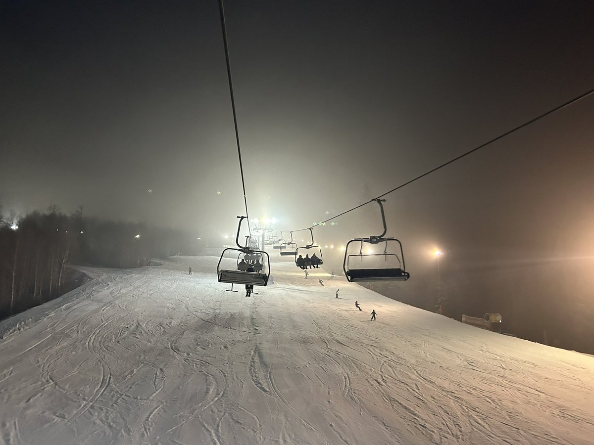 bartekstyrna's tweet photo. Wieczorna dogrywka, póki jeszcze da się! 😜⛷️ #beskidy #narty #nowaosada https://t.co/vABL1bdstE