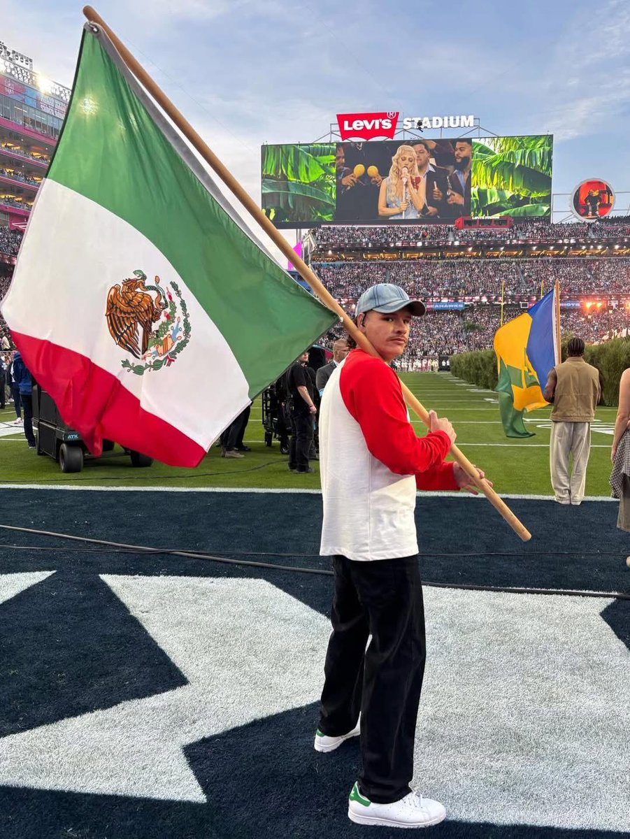 La bandera de México presente en el medio tiempo del Super Bowl con Bad Bunny 🇲🇽