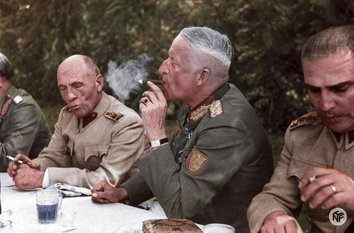 Hitler respondió con una negativa y ordenó al Sexto Ejército seguir luchando. Ante esta orden, Manstein decidió llamar directamente al cuartel general del Führer el 22 de enero. Manstein: Y cuando se haya disparado la última bala, ¿qué? El Führer: Nada cambiará el destino del