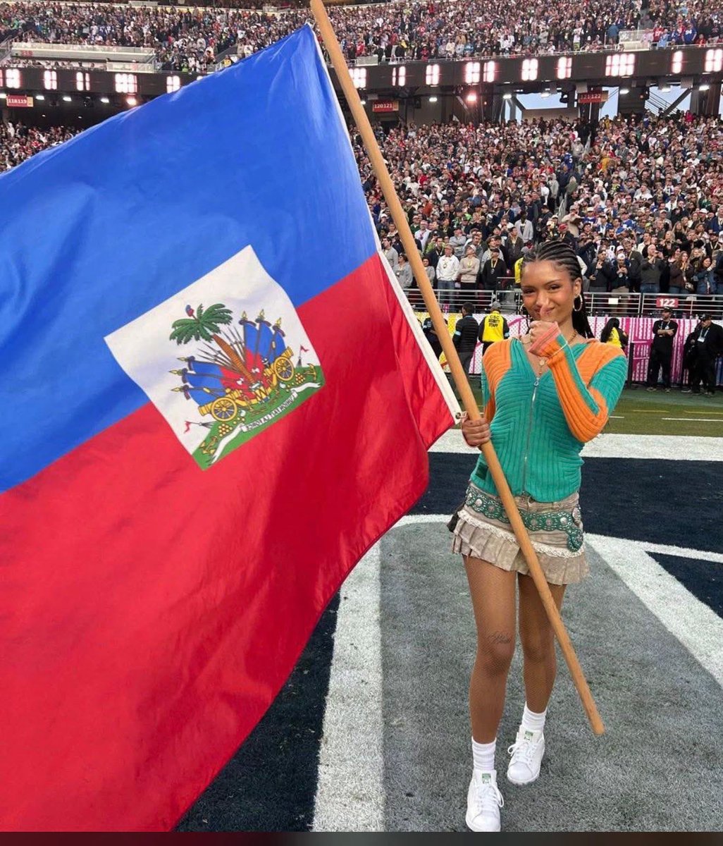 Le drapeau 🇭🇹  haïtien incarne une source profonde d’inspiration et de mémoire historique. 

Il symbolise l’espoir, la liberté arrachée par les personnes autrefois réduites en esclavage, et demeure une référence marquante pour les penseurs et intellectuels du monde entier.