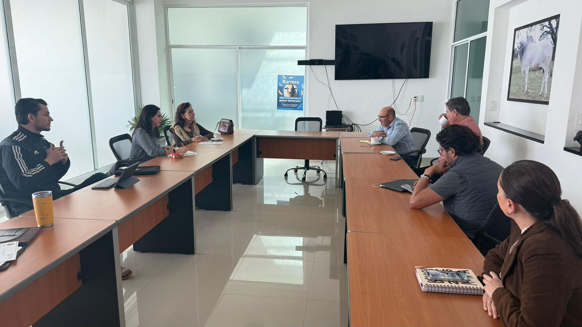 Participamos en la Reunión del Comité de Ganadería de Marca Chiapas, un espacio de diálogo y coordinación donde se analizaron estrategias para fortalecer el sector ganadero del Estado.
#FomentoEconómicoDeChiapas #MarcaChiapas #GanaderíaChiapas #DesarrolloEconómico