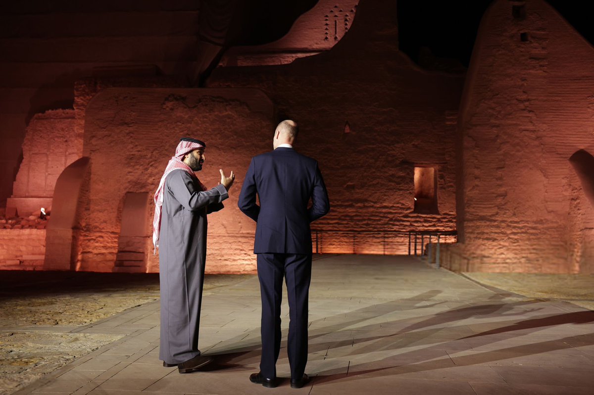 "ما أجمل أن يقف الإنسان مع التاريخ" 🇸🇦

جملةٌ خالدة لخادم الحرمين الشريفين الملك سلمان في حضرة التاريخ في #الدرعية، واليوم يجسّدها ابنه سمو ولي العهد الأمير محمد بن سلمان؛ واقفًا أمام قصر أجداده، شاهدًا قصة أمجاده. 

• ولي العهد يستقبل الأمير ويليام، ولي عهد بريطانيا وأمير ويلز