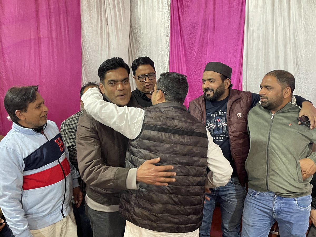 drmerajhusain's tweet image. अमरोहा में अपनों के साथ। #Amroha
