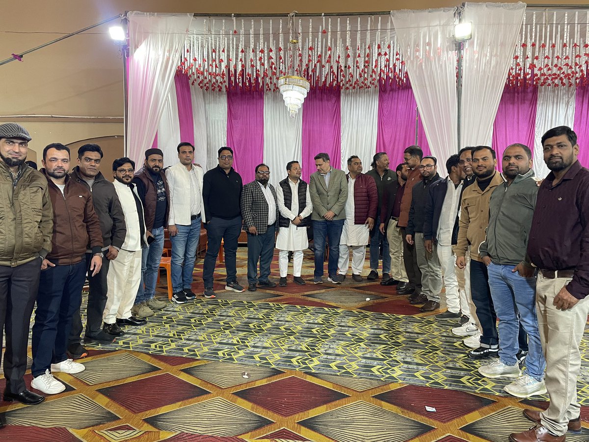 drmerajhusain's tweet image. अमरोहा में अपनों के साथ। #Amroha