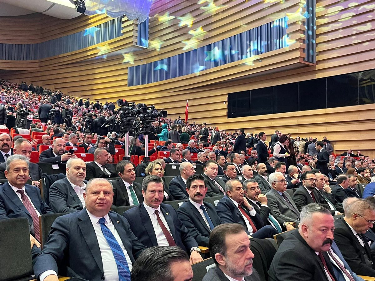 ŞANLA ŞEREFLE 57. YIL
Kabuk gitse de işte öz buradadır, davasını namus bilen inanmış yürekler buradadır, serdengeçtiler buradadır, Çankaya yokuşunda balam Asya’nın bozkurtları marşını kalpten söyleyenler buradadır.

BİLGE LİDER DEVLET BAHÇELİ
#MHP
#MHP57Yaşında 
#ŞANLAŞEREFLE