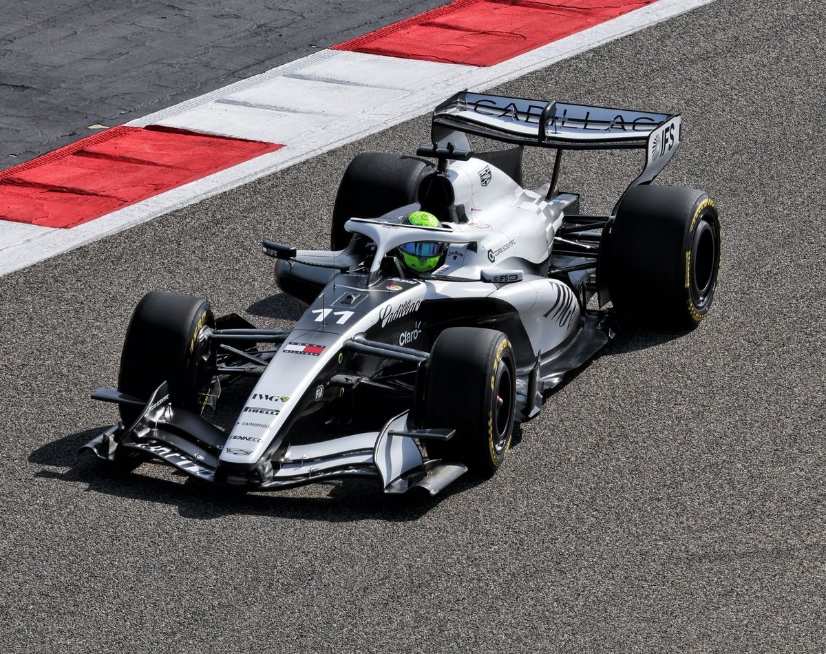 Ya salió foto de Checo hoy en Bahrain ya con el livery oficial de Cadillac!!

Necesito verlo del otro lado también! 😮‍💨