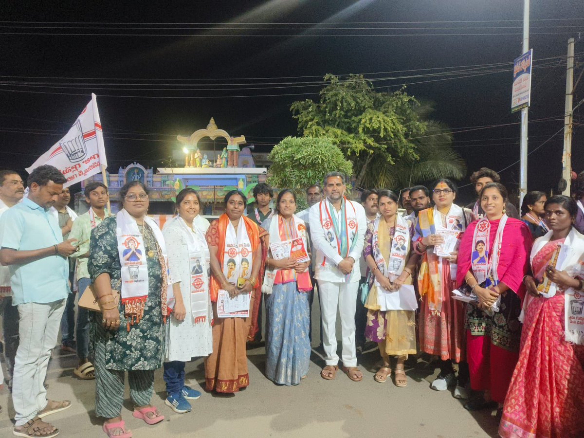 జనసేనపార్టీ తెలంగాణరాష్ట్రంలో జరుగుతున్న మున్సిపల్ ఎన్నికలబరిలో గజ్వేల్ ప్రజ్ఞాపూర్  14వ వార్డ్ కౌన్సిలర్ అభ్యర్థి శ్రీమతి స్వాతి గారి  విజయాన్ని ఆకాంక్షిస్తూ ఇంటికిప్రచారంలో పాల్గొన్న రాష్ట్రనాయకులు శ్రీ రాధారం రాజలింగం గారు,కావ్య గారు,శ్రీమతి ముంతాజ్ పాల్గొన్నారు.
#VoteForGlass