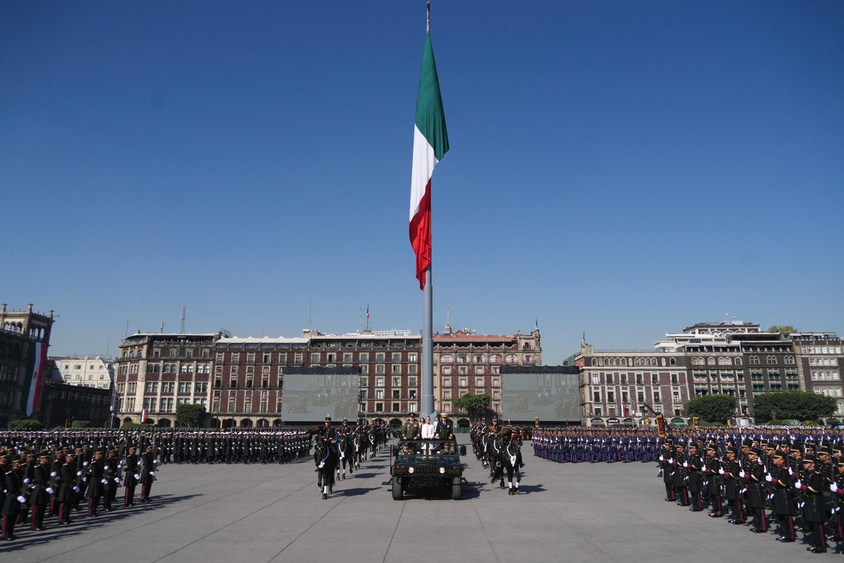 ¡Hoy y siempre honramos la lealtad de nuestros cadetes del Heroico Colegio Militar! 🫡🇲🇽
Junto a nuestra presidenta <a href="/Claudiashein/">Claudia Sheinbaum Pardo</a>, conmemoramos 113 años de la Marcha de la Lealtad y el valor y patriotismo que tuvieron los cadetes 🪖para escoltar al presidente Francisco I. Madero