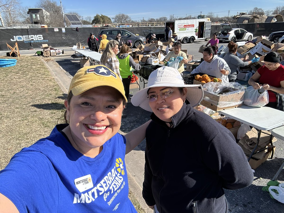 MontserratforTX's tweet photo. Acá volunteering with @AustinVoices at the food bank distribution with @CTXFoodBank at Burnet Middle School. @BurnetMS @AustinISD
Proud to be a board member with Austin Voices and give back to my community #HD49 #JuntosForJusticeUnidosForChange https://t.co/NDvXXblrxZ