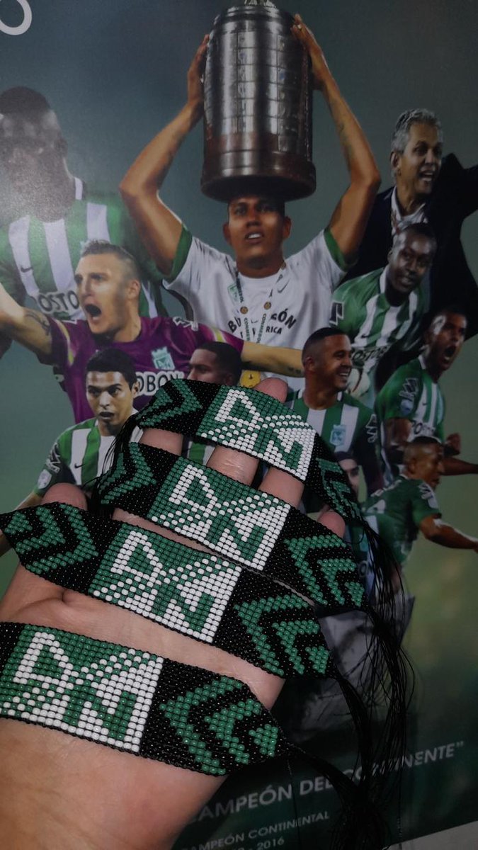 GENTE, como ando sin trabajo y la situa económica cada vez está más difícil, les traigo estas preciosas manillas en mostacilla hechas a mano por mí pa q vayan bonitos a los partidos. Son a 20 mil y se hacen por encargo, las entrego en el estadio. Cualquier like y rt es cariño.💚