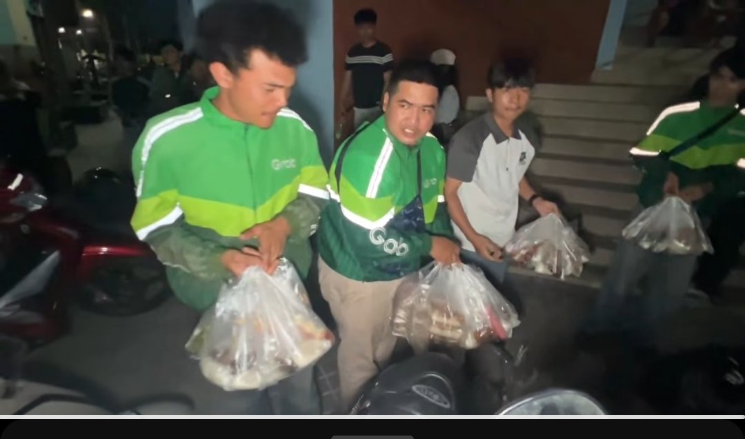 #ชลบุรีเขต1 ล่าสุดมี grab และ lineman เอาข้าวมาแจกผู้ประท้วง 400 กล่อง ไม่รู้ว่าใครสั่งมาให้