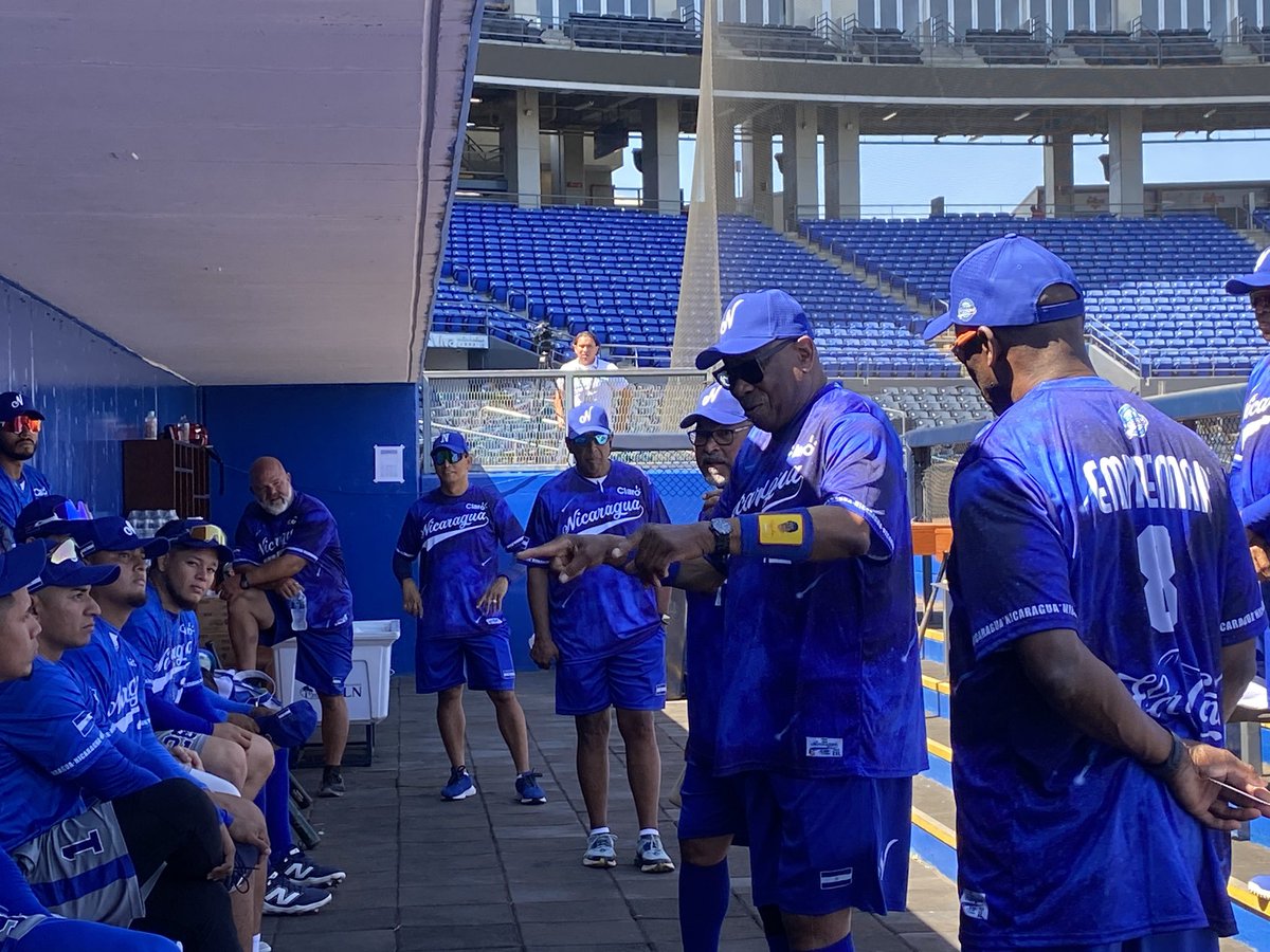 Postales 🖼️ del entrenamiento de la <a href="/selebeisbolnic/">Selección de Nicaragua</a> 🇳🇮 con su Manager Dusty Baker y su cuerpo técnico 💥
#EstadioNacionalSoberanía🏟️