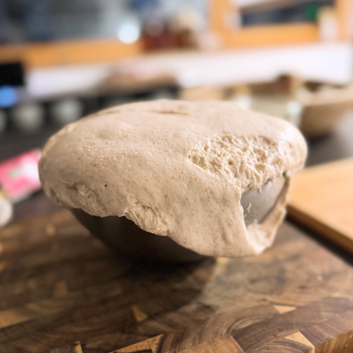 so sieht es aus, wenn dir nach 12 stunden einfällt, dass der teig nach 4 stunden geformt werden hätte sollen 🙄