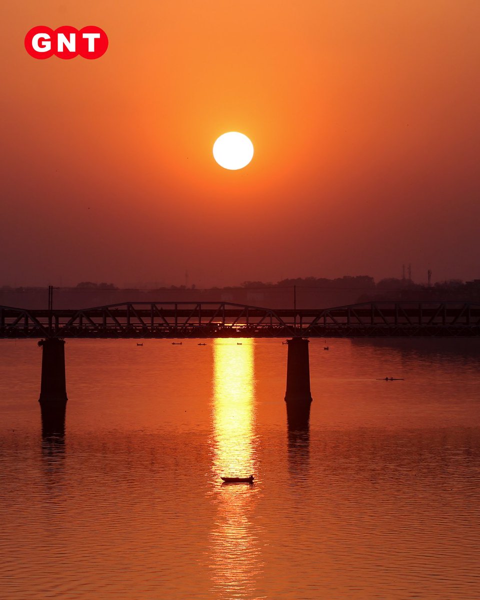 GoodNewsToday's tweet image. प्रयागराज की शाम ने एक बार फिर अपनी रंग-बिरंगी छटा दिखाई। डूबते सूरज की ये तस्वीरें प्रकृति की अद्भुत कला को कैमरे में कैद करती हैं। हर फोटो में सूरज का रंग, नदी की रौशनी और आसमान का खेल देखने लायक है।

#PrayagrajSunset #SunsetPhotography #GoldenHour #NatureBeauty #SunsetLovers