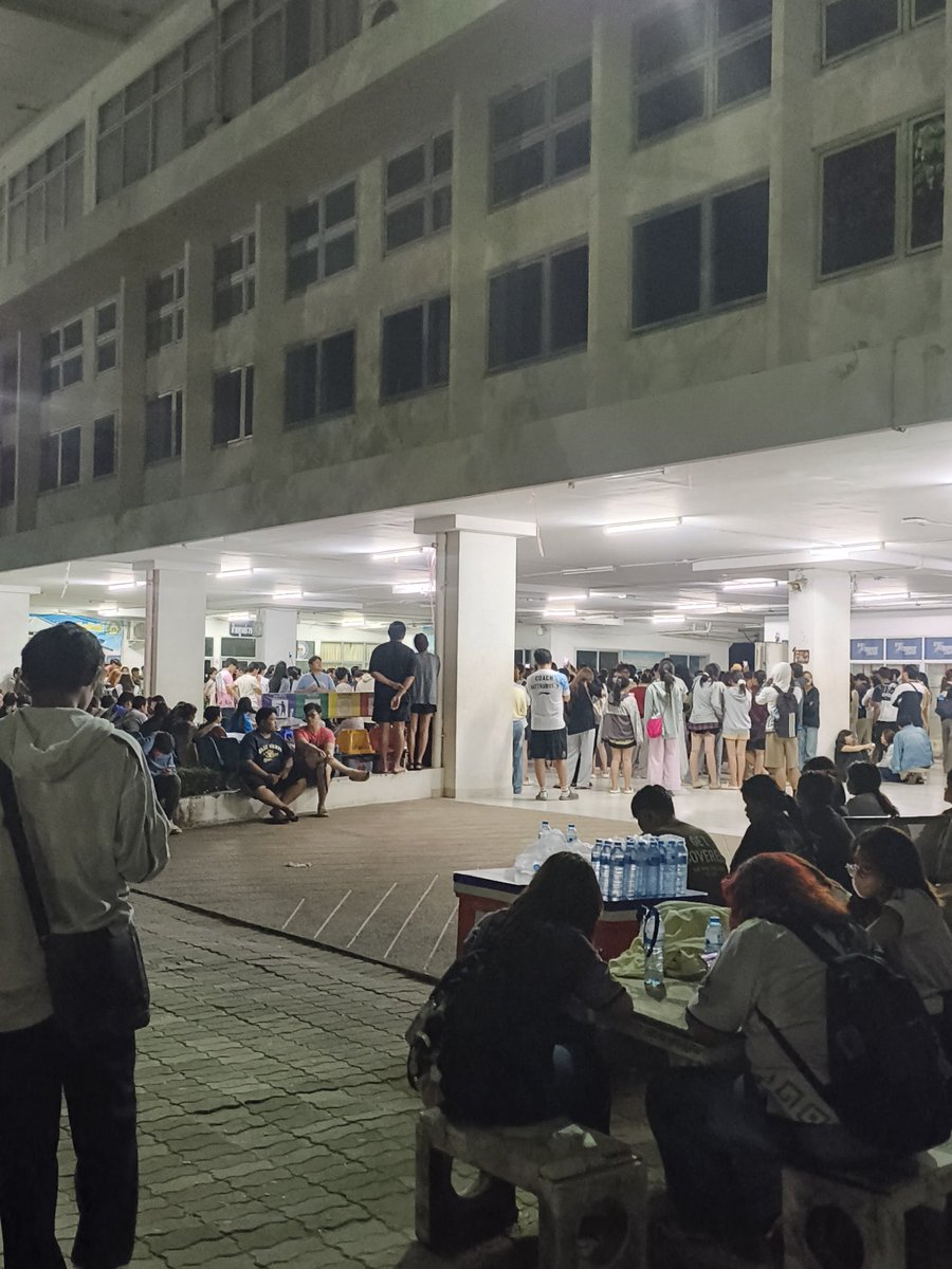 Pkattttt's tweet image. มหาสารคาม เขต1 นักศึกษารวมตัวกันกดดันให้นับคะแนนใหม่ #นับใหม่ทั้งประเทศ