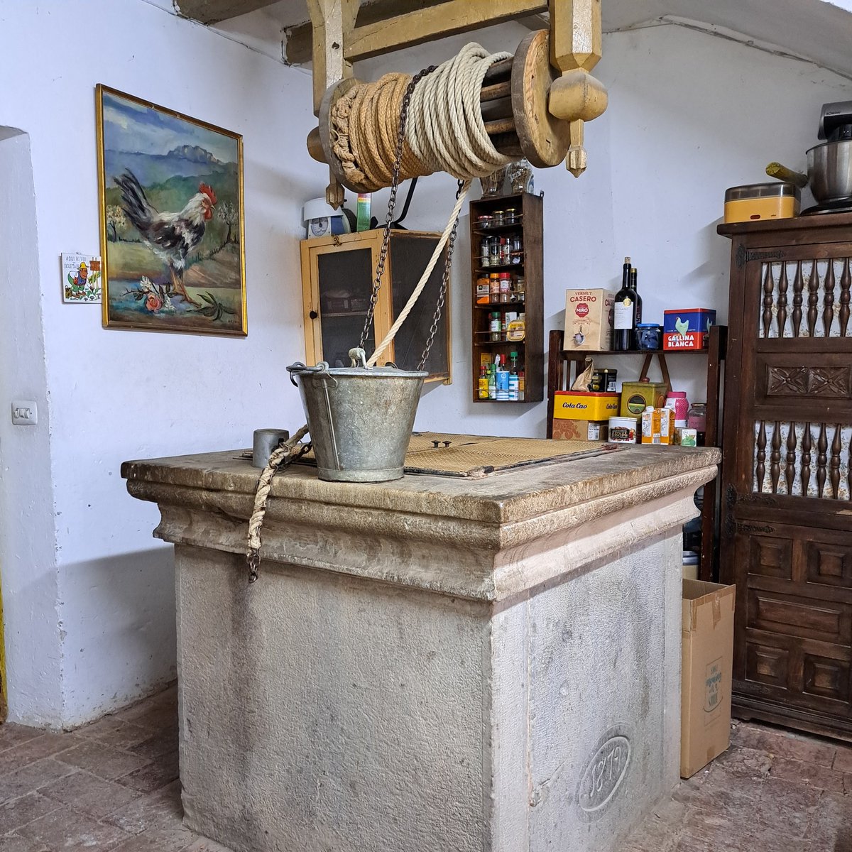 martamasies's tweet photo. Moltes masies s’abastien de l’aigua de la cisterna, que s’omplia amb la pluja recollida de la teulada. Però era ben sabut que només es podia fer als mesos que tenen una «R». https://t.co/6s0zUREcNC