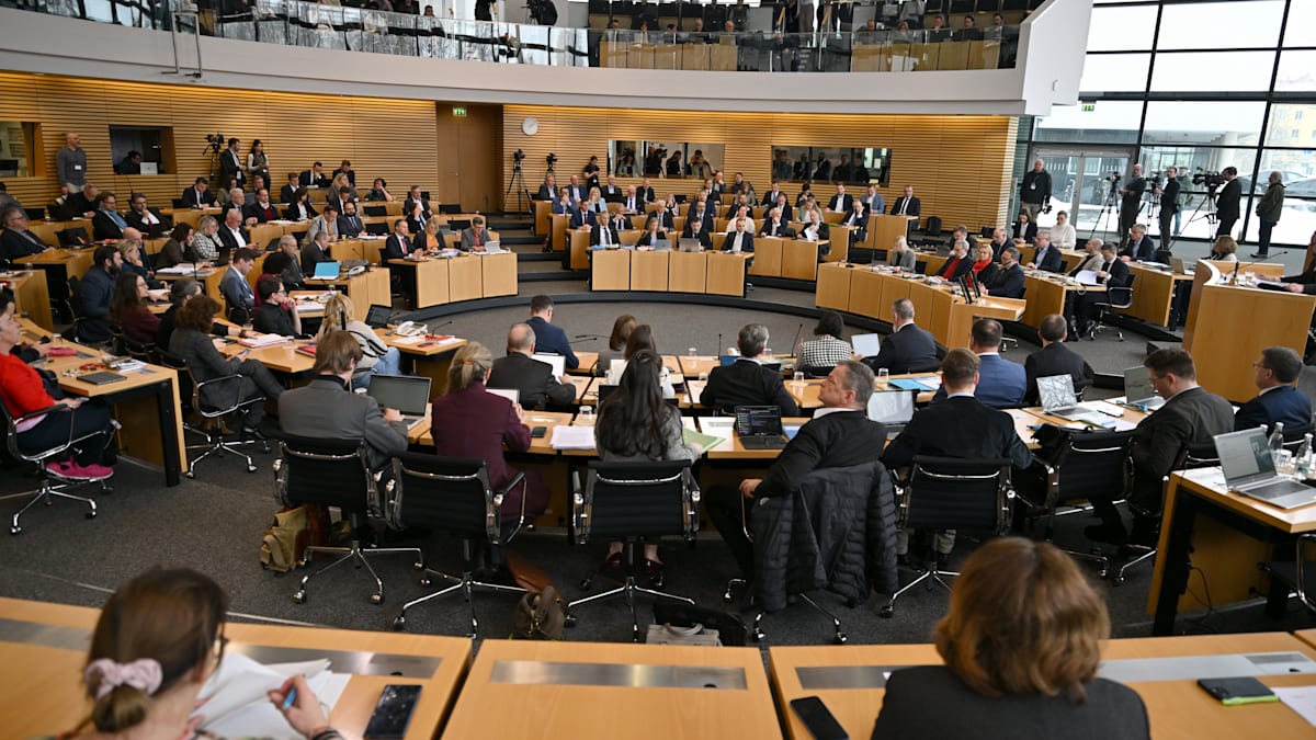 welt's tweet photo. „Doppelmoral at its best“ – Thüringer Linke stimmt gemeinsam mit der Höcke-AfD https://t.co/3hFlLFTULK https://t.co/QUj5Fe2h54