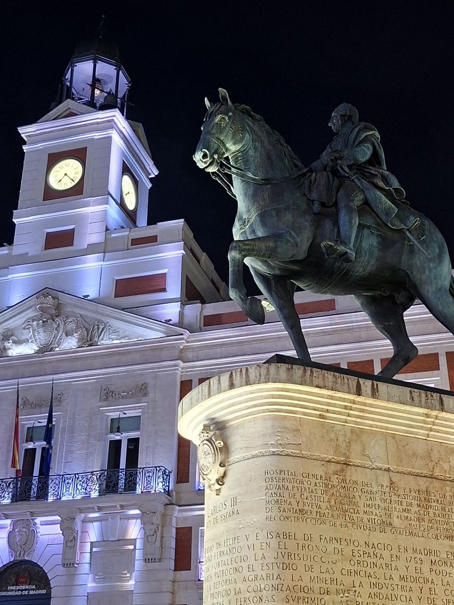 [Imagen]

"Una mañana fría llegó Carlos Tercero
Con aire insigne, se quitó el sombrero
Muy lentamente bajó de su caballo..."

<a href="/anabelen_gf/">Ana Belén</a> 

#photography 
#Madrid