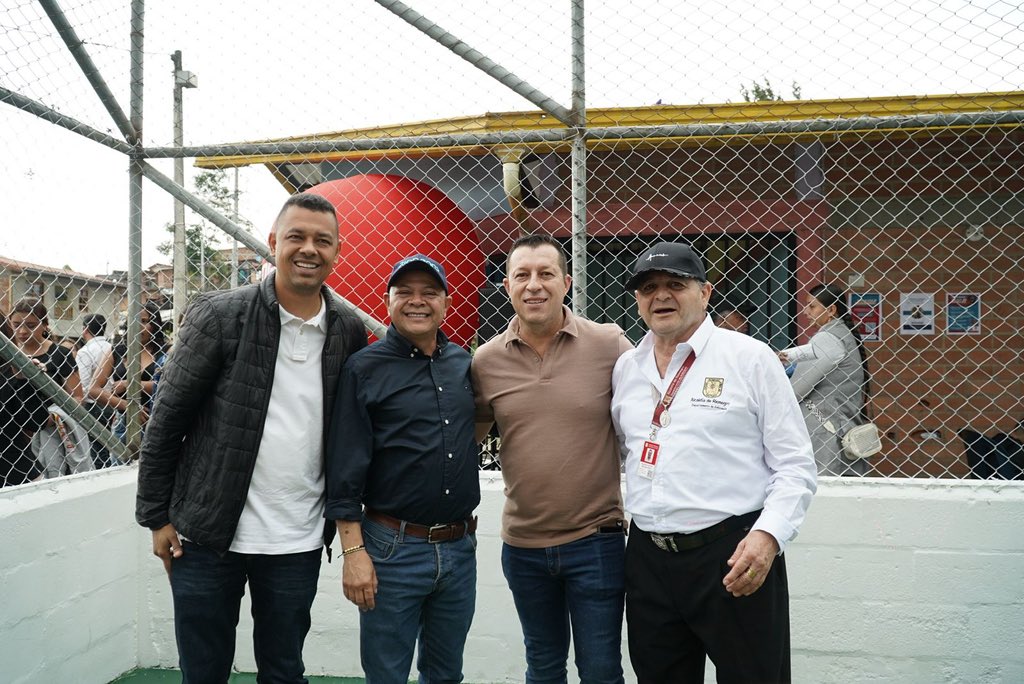 Con recursos de la tasa de seguridad en Antioquia se construyen obras estratégicas de mantenimiento. Acompañamos al gobernador Andres Julian y al Alcalde Jorge Rivas; en la presentación del mantenimiento a las dos canchas de la comunidad de sector “Alto Bonito” y “La Playa’’.