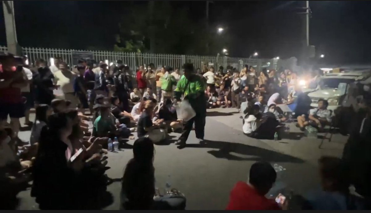 Wanananat's tweet image. ป๋าเต็ด พี่จ๋ายไททศ เหมารถลูกชิ้น 
ไลน์เมนส่งข้าวเหนียวหมูทอด
มีน้ำมาแจกด้วย
เอาสูเอา  ยาวววว  
สู้พี่สู้พรุ่งนี้ลางาน ได้ไหมหล่ะ 
#ชลบุรีเขต1 #ชลบุรี #เลือกตั้ง2569 #นับใหม่ทั้งประเทศ