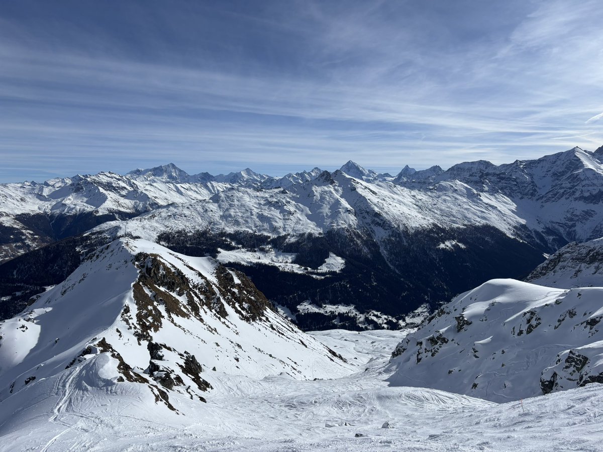 ValaisDude's tweet photo. A quiet day so headed over to l’Eteygeon, a 5.6km ungroomed run down into a valley with precious little ski infrastructure. It also boasts stunning views towards the Dente Blanche & Matterhorn #Nendaz #Thyon https://t.co/iPXHDMuMo6