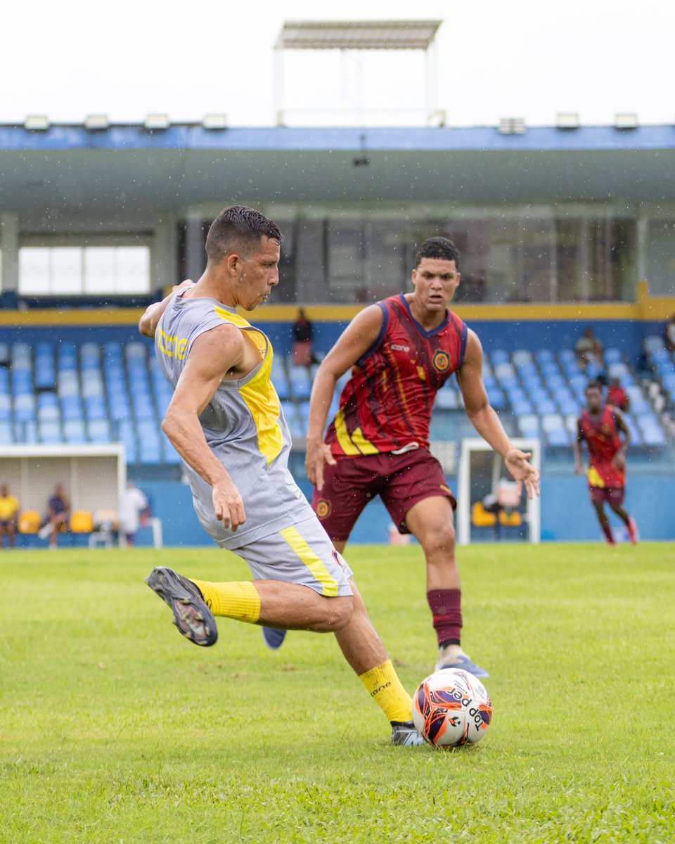MadureiraEC_BR's tweet photo. A #TropaDoMEC se reapresentou hoje e realizou um jogo-treino contra a equipe sub-20. 💪🇷🇴

📸 Breno Mendes | MEC https://t.co/FrR1Twc1p0