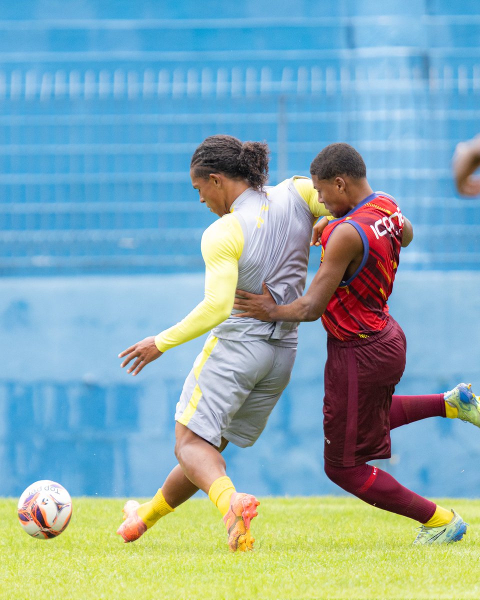 MadureiraEC_BR's tweet photo. A #TropaDoMEC se reapresentou hoje e realizou um jogo-treino contra a equipe sub-20. 💪🇷🇴

📸 Breno Mendes | MEC https://t.co/FrR1Twc1p0