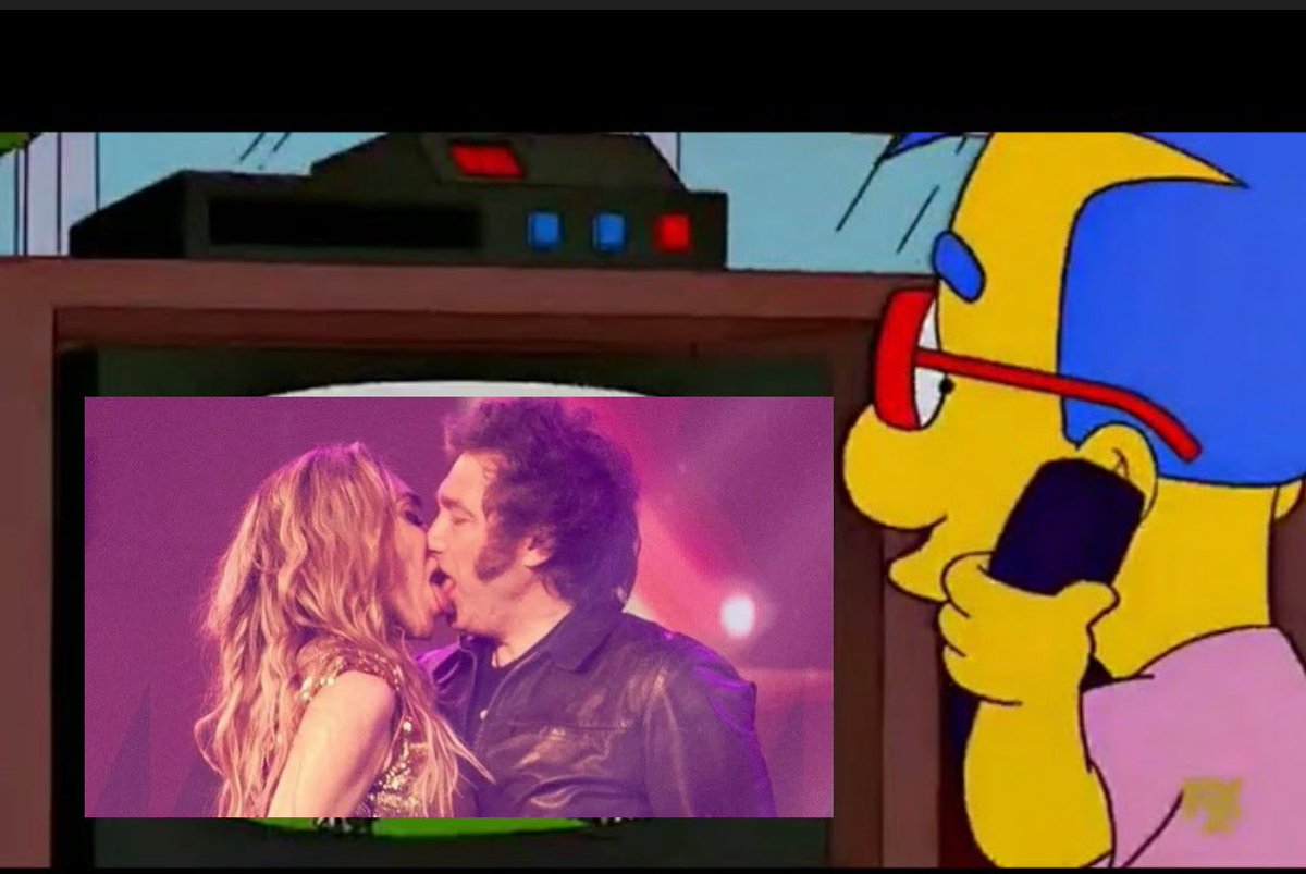 -¡Milhouse! estas viendo a Bad Bunny y Lady Gaga en el Super Bowl?
-Ah, si. Es algo fantástico.