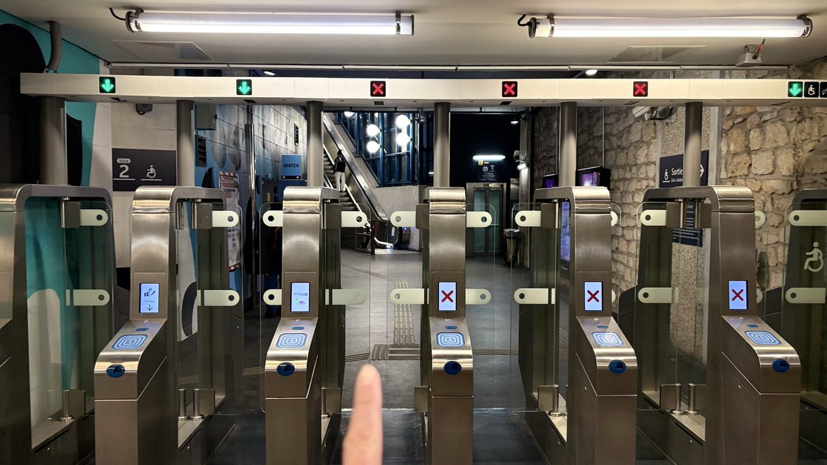 Bonjour <a href="/RERC_SNCF/">RER C</a>,
Vu qu’il n’y a plus d’agents en station, je tente ma chance ici…

À la station Avenue du Président Kennedy, depuis de très nombreuses semaines, ce portique (voir photo) ne fonctionne plus, pouvez-vous faire le nécessaire svp ?

Merci

#RERC