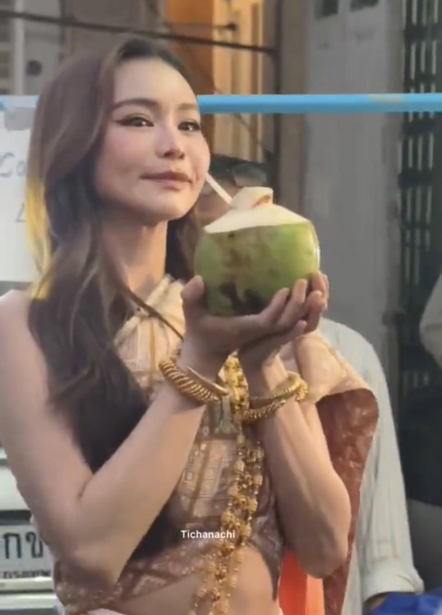 littleprince_21's tweet image. 09.02.2026 🥥🌴 / 1 ปีมี 365 วัน #อิงล็อต ดันถือลูกมะพร้าวเหมือนกัน ทั้งที่อยู่คนละจังหวัด คนนึง กทม. คนนึงภูเก็ต -

#อิงล็อตจงเจริญ !!! 🏹