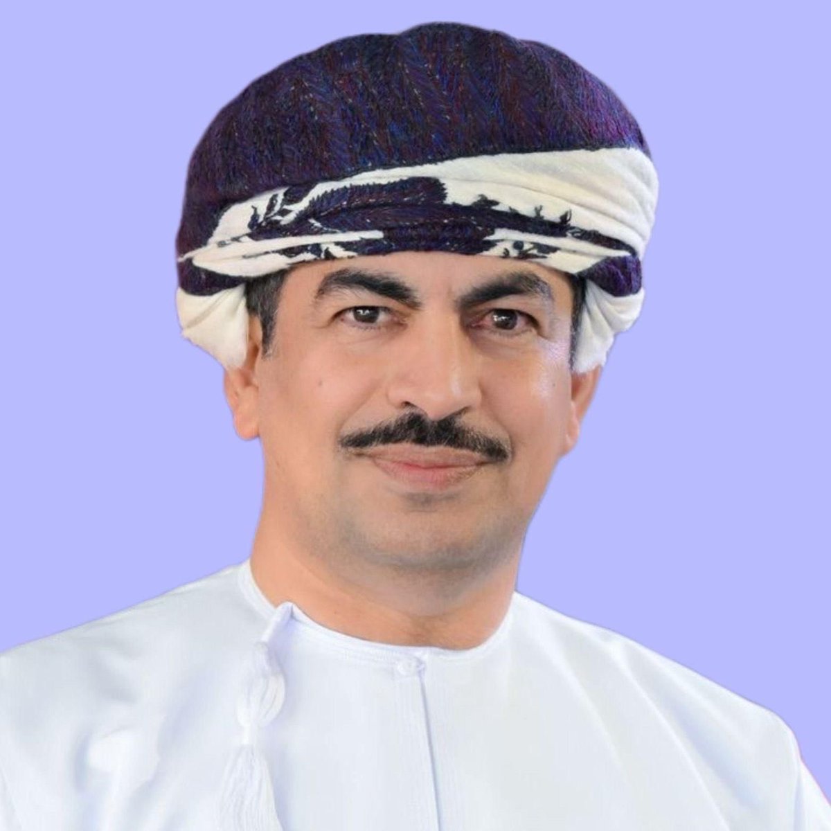 OmanNewsAgency's tweet photo. معالي الدكتور وزير الإعلام يؤكد أن ملتقى «معًا نتقدم»، الذي نظمته الأمانة العامة لمجلس الوزراء، يُجسّد ترجمةً عملية لنهج سلطنة عُمان في ترسيخ الحوار البنّاء بين مؤسسات الدولة والمجتمع وتعزيز الوعي العام وإتاحة المجال لمناقشة السياسات العامة والبرامج الحكومية في إطارٍ من المسؤولية والطرح الوطني المسؤول.

معاليه يوضح في تصريح صحفي أن الملتقى، في جميع دوراته، يهدف إلى توفير منصة وطنية جامعة تُسهم في تعزيز التواصل الإيجابي والاستماع إلى مختلف الآراء ووجهات النظر بما يكفل حرية الرأي والتعبير في إطارها المسؤول، ويعكس النهج الذي أرسته القيادة الحكيمة، والقائم على ترسيخ مبادئ الشفافية والحوار والانفتاح واحترام التعدد في الرؤى.

معاليه: ملتقى «معًا نتقدم» يُجسّد عمليًا مفهوم «الفريق الواحد» الذي أكّد عليه حضرة صاحب الجلالة السلطان هيثم بن طارق المعظم – حفظه الله ورعاه – والقائم على تكامل الأدوار وتوحيد الجهود بين مؤسسات الدولة والمجتمع، والعمل بروح المسؤولية المشتركة، بما يدعم مسيرة البناء الوطني ويخدم تطلعات سلطنة عُمان نحو مستقبل أكثر نماءً وازدهارًا في مختلف الميادين.

معاليه يشير إلى أن الملتقى تناول عددًا من المحاور الرئيسة، من بينها: محور تطلعات الاستثمار في القطاعات ذات الأولوية الاقتصادية، ومحور تنمية المحافظات ودورها في تعزيز الاستثمار في تلك القطاعات، إلى جانب محاور أخرى مرتبطة بالتنمية الاقتصادية والاجتماعية، بما يواكب مستهدفات رؤية عُمان 2040.

معاليه يبيّن أن الملتقى شهد نقاشات جادة وموضوعية حول هذه المحاور، أسهمت في تعزيز التفاهم المشترك، وتقريب وجهات النظر، وعكست شراكة فاعلة بين الدولة والمجتمع في معالجة القضايا ذات الأولوية الوطنية.

معاليه: الملتقى أولى اهتمامًا خاصًا بتطلعات جيل الشباب، من خلال الاستماع إلى آرائه ومقترحاته، وإشراكه في النقاش حول مختلف المسارات التنموية، ولا سيما المسار الاقتصادي، بما يعزز وعيه بالتحديات والفرص، ويؤكد دوره المحوري في الحاضر والمستقبل.

معاليه يلفت إلى أن الملتقى تميّز بأطروحات معمّقة وواعدة قدّمها جيل الشباب، ولا سيما طلبة المدارس والكليات والجامعات، حيث عرضوا أفكارًا وتجارب لافتة تعكس وعيًا عاليًا بقدراتهم وإمكاناتهم الكبيرة، وبالفرص الواسعة المتاحة أمامهم في مختلف المجالات، خصوصًا في مجالات الأعمال بمختلف أشكالها.

معاليه يختتم تصريحه بتقديم تقديره وشكره لجميع وسائل الإعلام المختلفة والمنصات الإلكترونية والفاعلين في وسائل التواصل الاجتماعي، على دورهم الإيجابي وإسهاماتهم المهنية في تغطية فعاليات الملتقى ونقل مخرجاته بكل موضوعية ومسؤولية، بما أسهم في تعزيز حضوره المجتمعي ودعم رسالته الوطنية.

#العُمانية