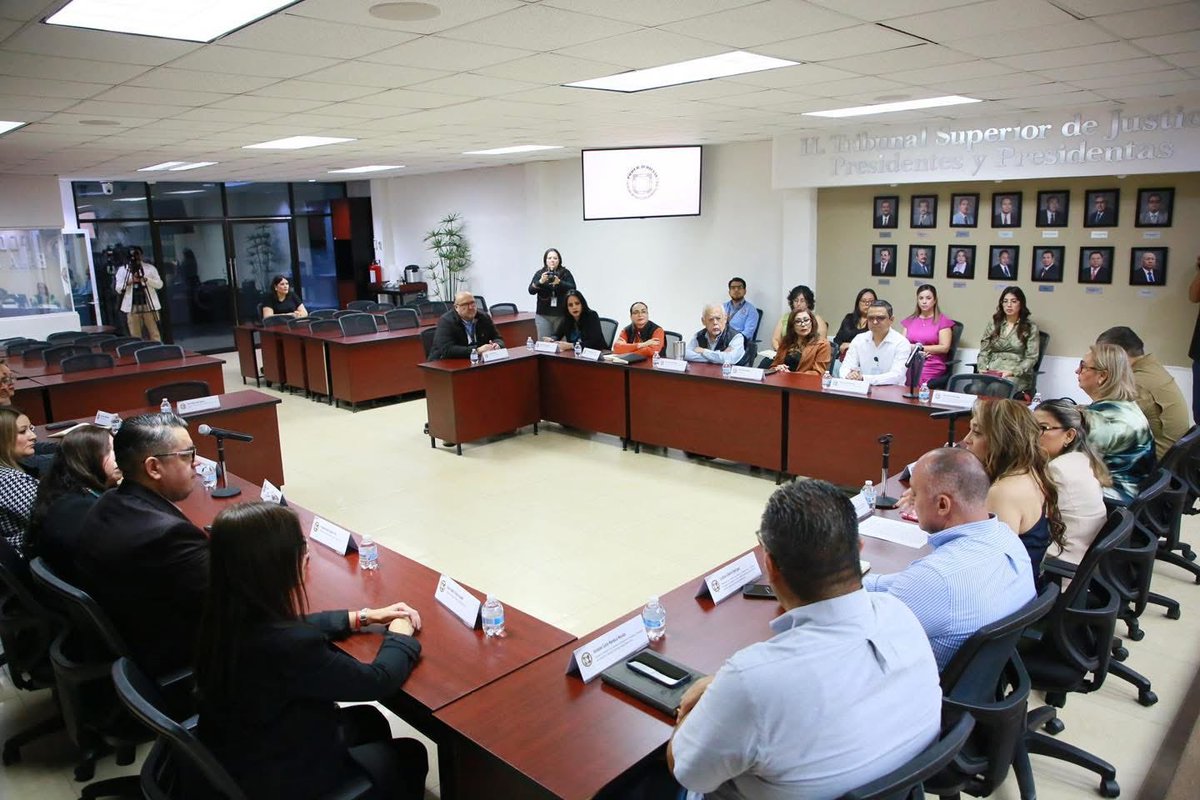 tribunalbcs's tweet photo. ⚖️📊 #AgendaInstitucional | La Magistrada Presidenta, Claudia Jeanette Cota Peña, acompañada del Magistrado Cristhian Gilberto Rodríguez, la Consejera Elizabeth Castro Cadena, así como de los Consejeros Anselmo Santo Mendoza Morales y Daniel Salvador Morales García , junto con directivos del Poder Judicial, sostuvieron mesa de trabajo con INEGI Baja California Sur.

🤝 Este encuentro tuvo como objetivo fortalecer los trabajos de coordinación interinstitucional en materia de estadística de la impartición de justicia, consolidando el intercambio de información y la generación de datos confiables que contribuyan a una justicia más transparente y eficiente al servicio de la ciudadanía.
.
.
#PoderJudicialBCS #AgendaInstitucional #EstadísticaJudicial #INEGIBCS #PoderJudicialPresente