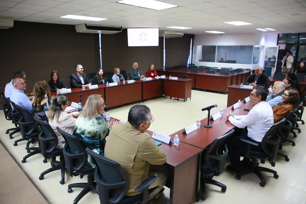 tribunalbcs's tweet photo. ⚖️📊 #AgendaInstitucional | La Magistrada Presidenta, Claudia Jeanette Cota Peña, acompañada del Magistrado Cristhian Gilberto Rodríguez, la Consejera Elizabeth Castro Cadena, así como de los Consejeros Anselmo Santo Mendoza Morales y Daniel Salvador Morales García , junto con directivos del Poder Judicial, sostuvieron mesa de trabajo con INEGI Baja California Sur.

🤝 Este encuentro tuvo como objetivo fortalecer los trabajos de coordinación interinstitucional en materia de estadística de la impartición de justicia, consolidando el intercambio de información y la generación de datos confiables que contribuyan a una justicia más transparente y eficiente al servicio de la ciudadanía.
.
.
#PoderJudicialBCS #AgendaInstitucional #EstadísticaJudicial #INEGIBCS #PoderJudicialPresente