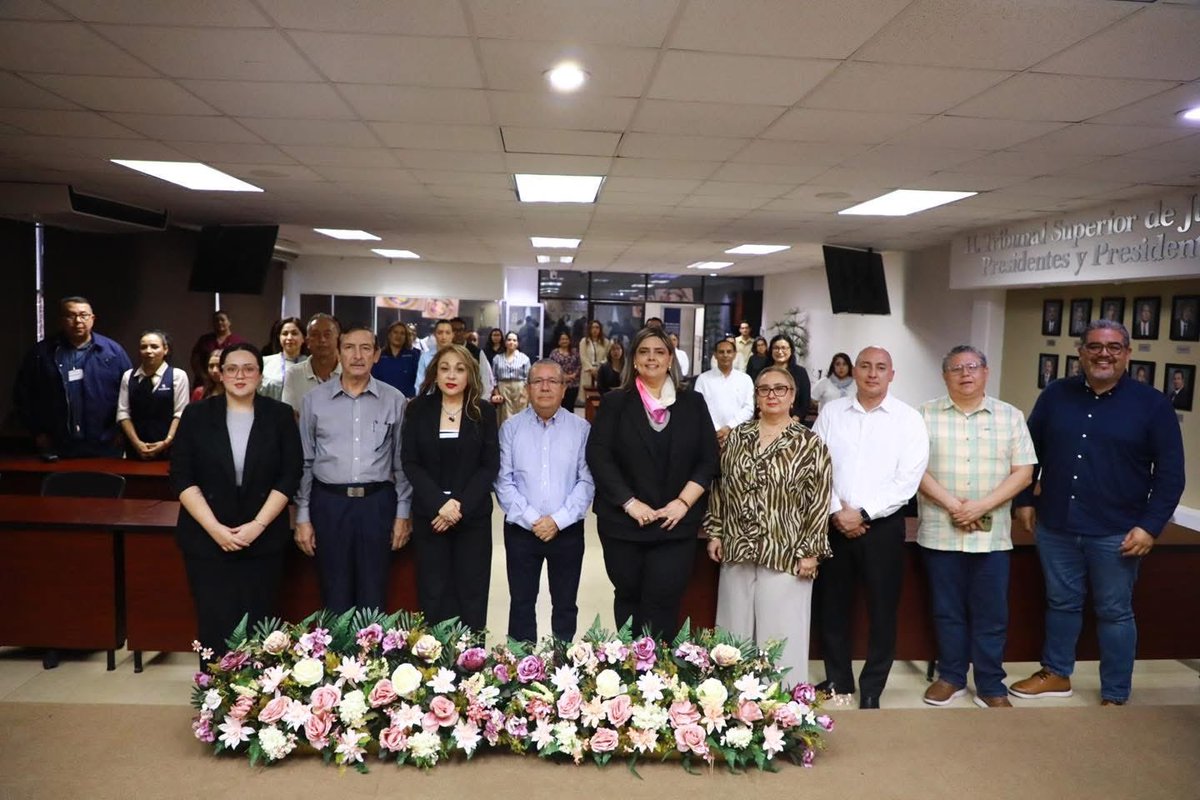 tribunalbcs's tweet photo. 💜⚖️ #AgendaInstitucional | La Magistrada Presidenta del Claudia Jeanette Cota Peña, acompañada por los Magistrados Cristhian Gilberto Rodríguez y Rodrigo Serrano Castro, la Consejera Elizabeth Castro Cadena, así como por los Consejeros Anselmo Santo Mendoza Morales y Daniel Salvador Morales García, y la Jueza del Juzgado Especializado en Órdenes de Protección, Lic. Ana Cecilia Ibarra Guzmán, asistieron a la inauguración de la capacitación de #SedesMoradas, un espacio formativo dirigido a las cámaras de comercio, refrendando el compromiso institucional con la erradicación de la violencia y la justicia con perspectiva de género. 

La capacitación contó con la ponencia de la Directora del Instituto de las Mujeres, Crista González, quien compartió herramientas y reflexiones clave para el fortalecimiento de los procesos de atención y acompañamiento en situación de violencia con enfoque de género. 

Con estas acciones, el Poder Judicial de Baja California Sur reafirma su compromiso con la capacitación continua y la consolidación de una justicia más humana, sensible y cercana a la ciudadanía. 🤝📘
.
.
#PoderJudicialBCS #AgendaInstitucional #PerspectivaDeGénero #SedesMoradas #JusticiaConPerspectivaDeGénero #PoderJudicialPresente