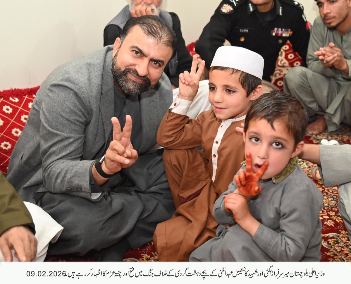 سرفراز بگٹی اپنے شہید کانسٹیبل کے گھر بیٹھا ہے اور بشیر زیب اپنے 216 دہشتگرد مروا کر خود افغانستان میں بیٹھا ہوا ہے اور ان کی لاشیں کچھ مل گئیں کچھ پہاڑوں پر پڑی ہیں ۔ یہ فرق ہے جب وطن کیلئے جان دیتے ہیں تو چھپنا نہیں پڑتا سر فخر سے اٹھاکر چل سکتے ہیں 
جب مودی کے پیسوں کیلئے